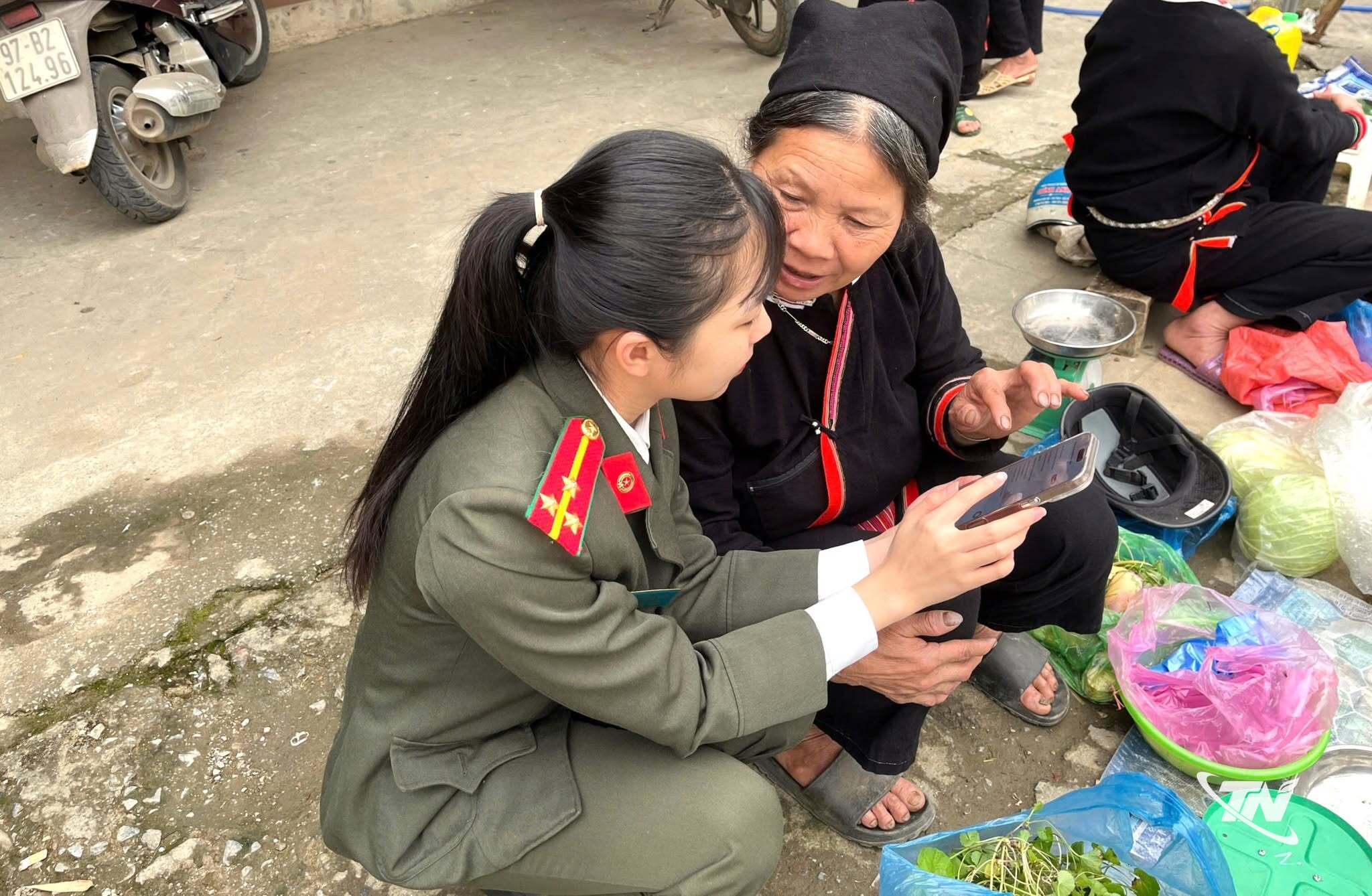 Lực lượng Công an Thái Nguyên hướng dẫn người dân người dân vùng cao cập nhật các thông tin quan trọng của Đảng, Nhà nước trên điện thoại di động. Đây chính là thành quả trong việc “xóa” trắng sóng di động của Thái Nguyên.