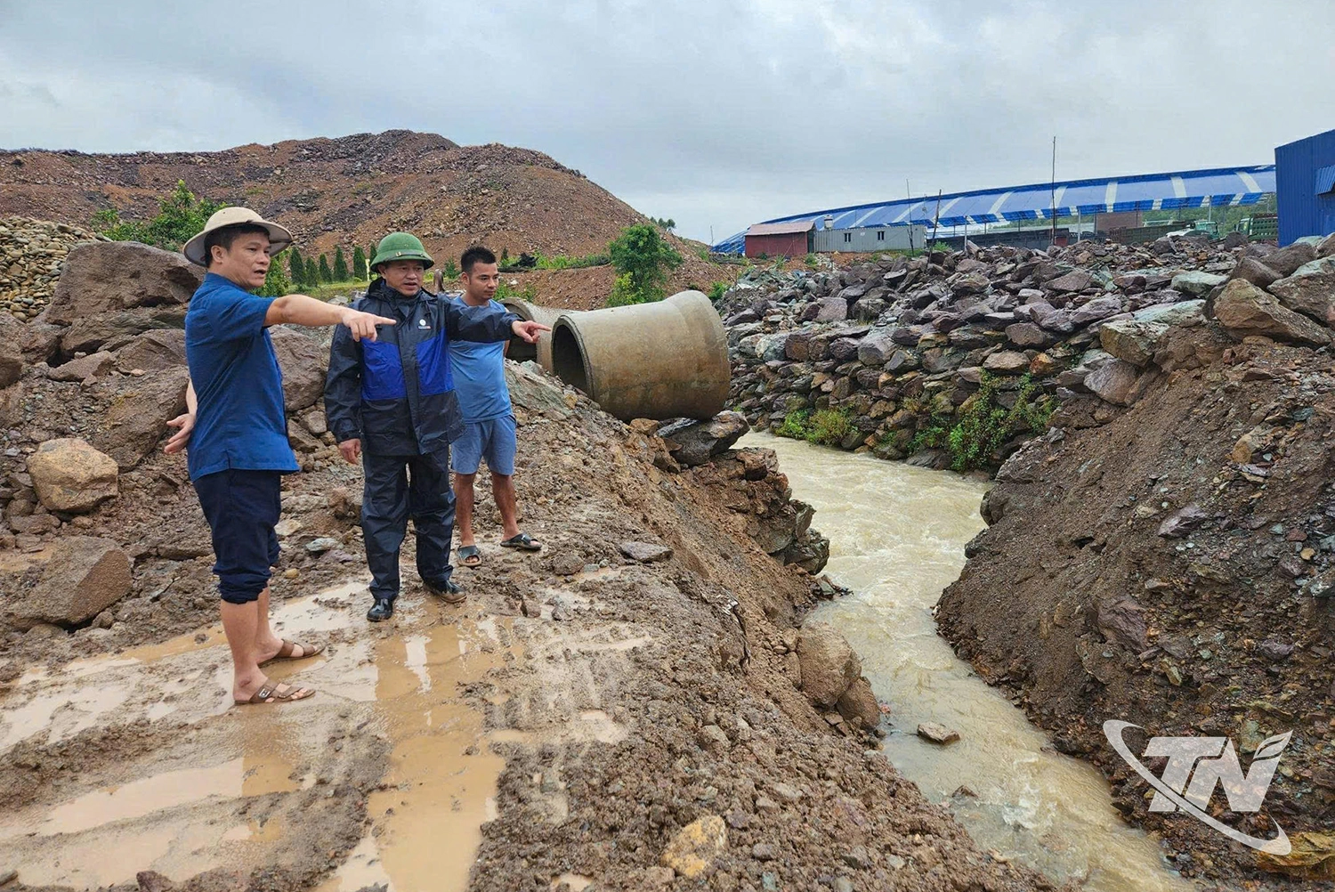 Lãnh đạo phường Phúc Thuận kiểm tra công tác khắc phục hậu quả bão lũ.