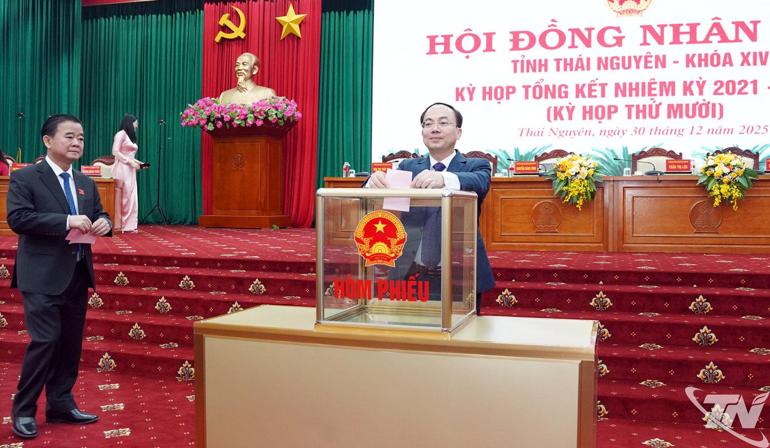 C&aacute;c đại biểu bỏ phiếu thực hiện quy tr&igrave;nh c&ocirc;ng t&aacute;c c&aacute;n bộ tại Kỳ họp.