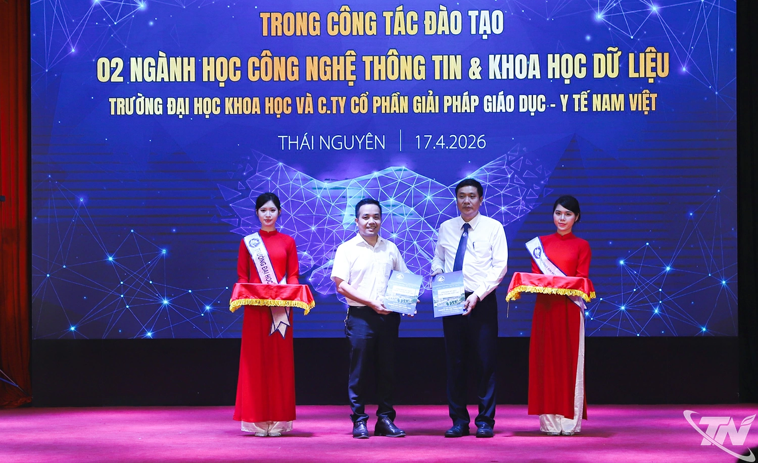 Lễ ký kết hợp tác với các doanh nghiệp.