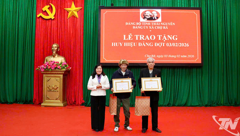 Đồng chí Đỗ Thị Minh Hoa trao tặng Huy hiệu Đảng cho và chúc mừng 2 đảng viên 45 năm tuổi Đảng