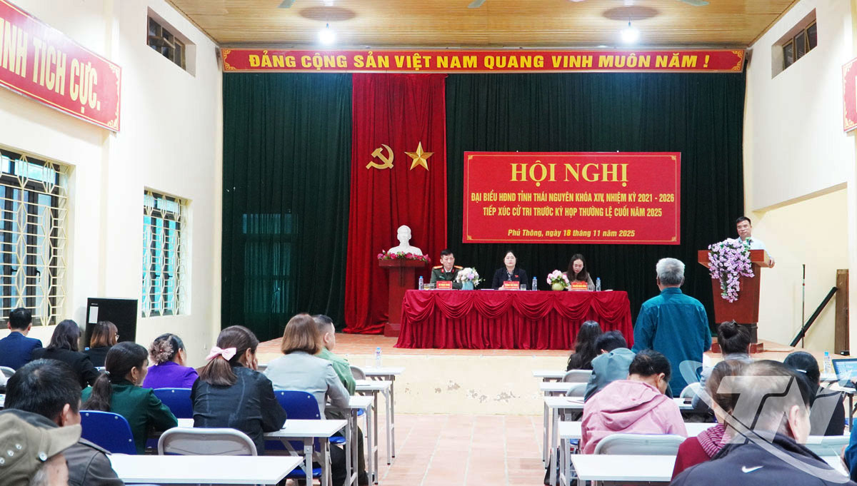 Quang cảnh buổi tiếp xúc cử tri.