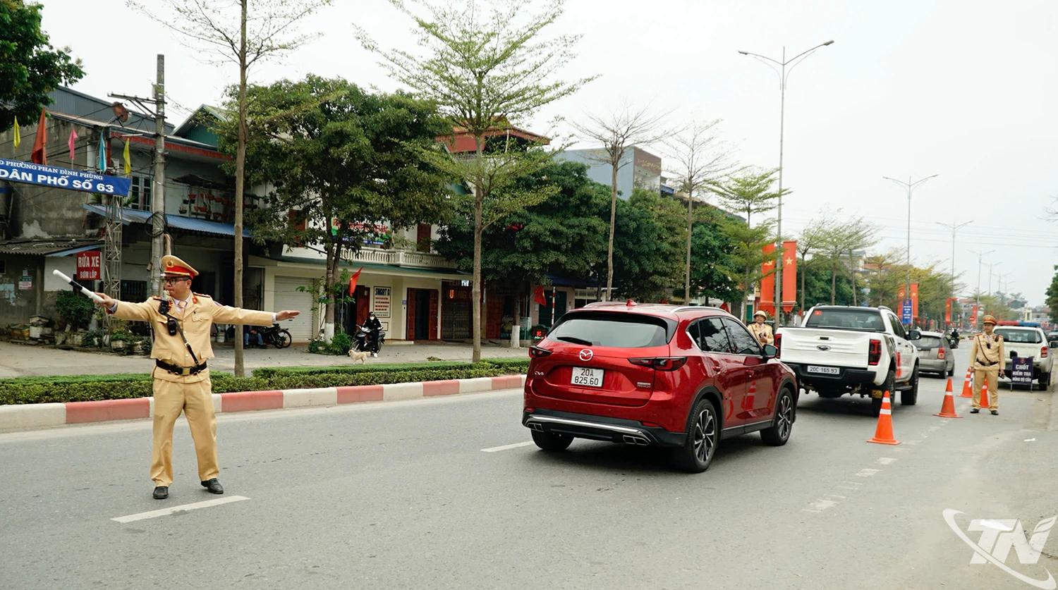 Lực lượng Cảnh sát giao thông tỉnh Thái Nguyên tăng cường tuần tra, kiểm soát, điều tiết phương tiện trên tuyến đường trong ngày cuối kỳ nghỉ Tết Nguyên đán Bính Ngọ 2026, bảo đảm giao thông an toàn, thông suốt.
