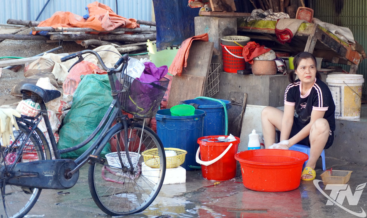 Người dân thôn Yến Lạc lau chùi đồ đạc, những vật dụng ít ỏi còn sót lại sau trận lũ.