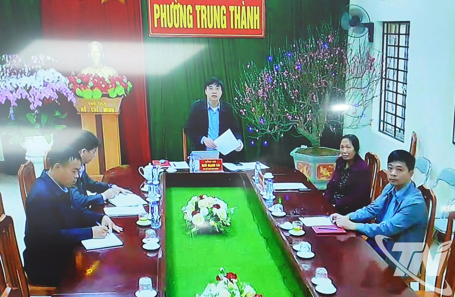 Bà Tạ Thị Dụ tại buổi tiếp công dân theo hình thức trực tuyến tại điểm cầu phường Trung Thành.