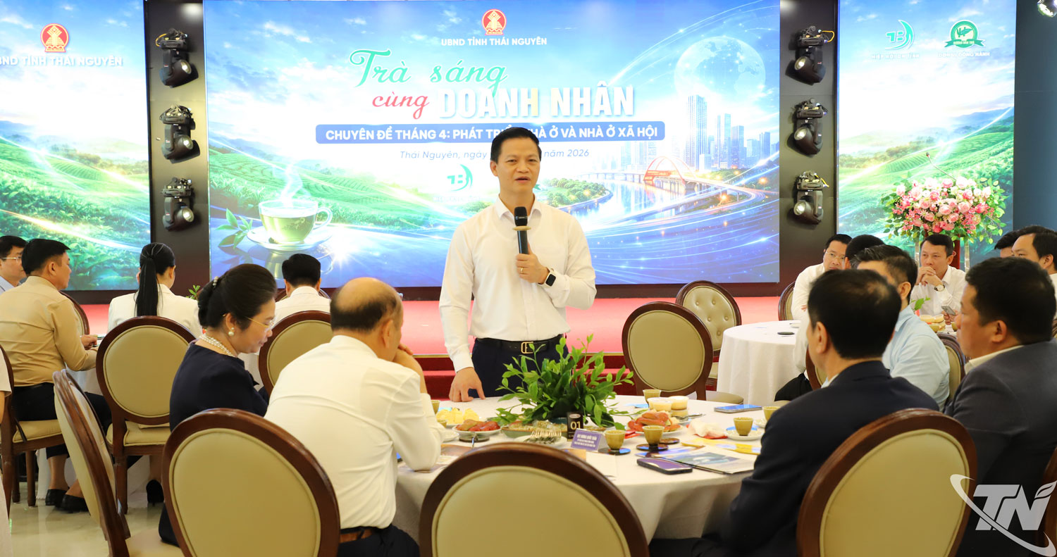 Đồng chí Chủ tịch UBND tỉnh Vương Quốc Tuấn phát biểu tại chương trình “Trà sáng cùng doanh nhân tháng 4-2026 với chủ đề “Phát triển nhà ở và nhà ở xã hội”.