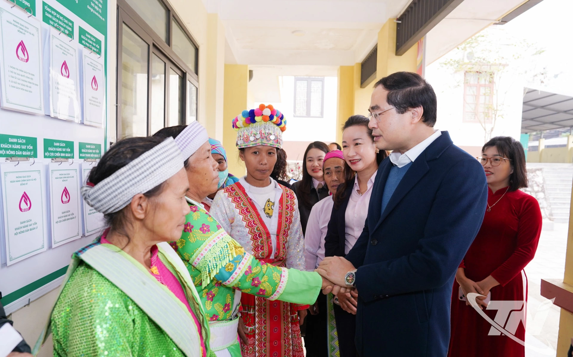 Đồng ch&iacute; B&iacute; thư Tỉnh ủy Trịnh Xu&acirc;n Trường tr&ograve; chuyện với người d&acirc;n x&atilde; Văn Lăng.