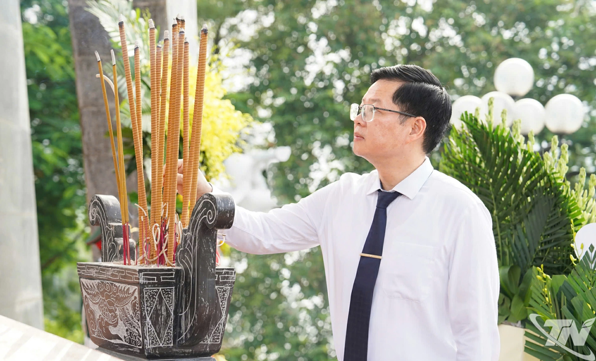 Đồng chí Đinh Quang Tuyên, Phó Bí thư Tỉnh ủy, Chủ tịch Ủy ban MTTQ Việt Nam tỉnh dâng hương.