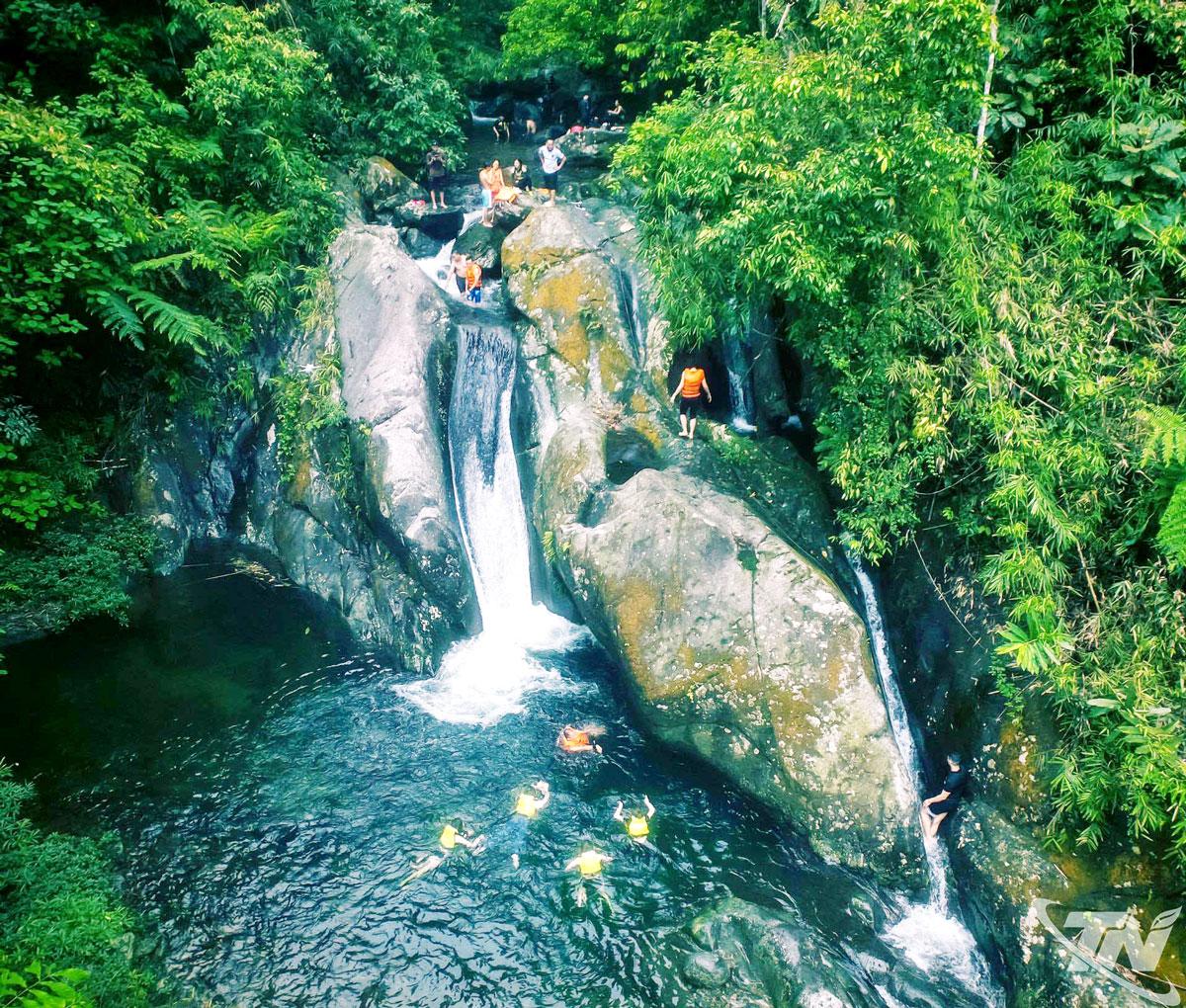 Du lịch hang động, suối, thác đang phát triển khá mạnh tại nhiều địa phương trong tỉnh, thu hút du khách ưa hoạt động trải nghiệm mạo hiểm.