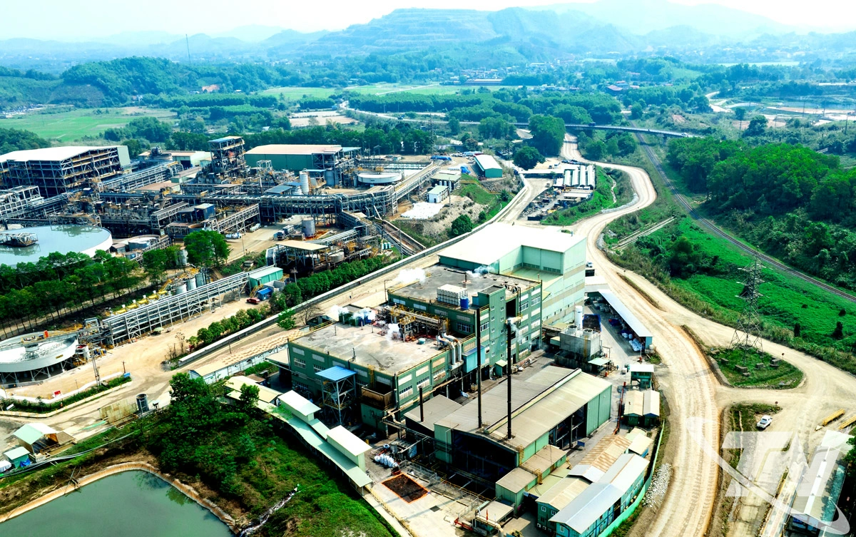 Trong bối cảnh các ngành, đơn vị khai thác, chế biến khoáng sản, sử dụng hóa chất, vật liệu nổ công nghiệp trên địa bàn tiếp tục phát triển, tỉnh Thái Nguyên đặt vấn đề bảo đảm an toàn, bảo vệ môi trường sản xuất lên hàng đầu. Trong ảnh: Nhà máy chế biến khoáng sản của Công ty TNHH Khai thác Chế biến khoáng sản Núi Pháo. Ảnh: N.P.M