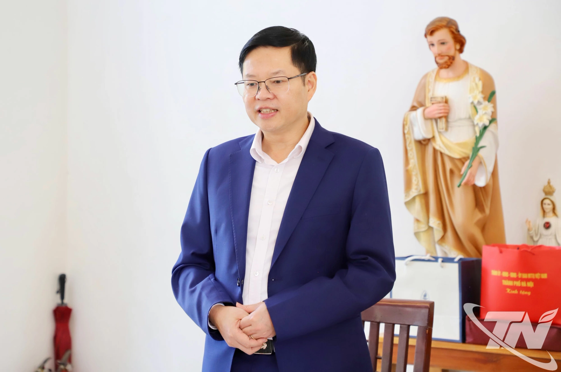 Đồng chí Đinh Quang Tuyên, Phó Bí thư Tỉnh uỷ, Chủ tịch Ủy ban MTTQ tỉnh chúc mừng Giáo xứ Phú Cường.