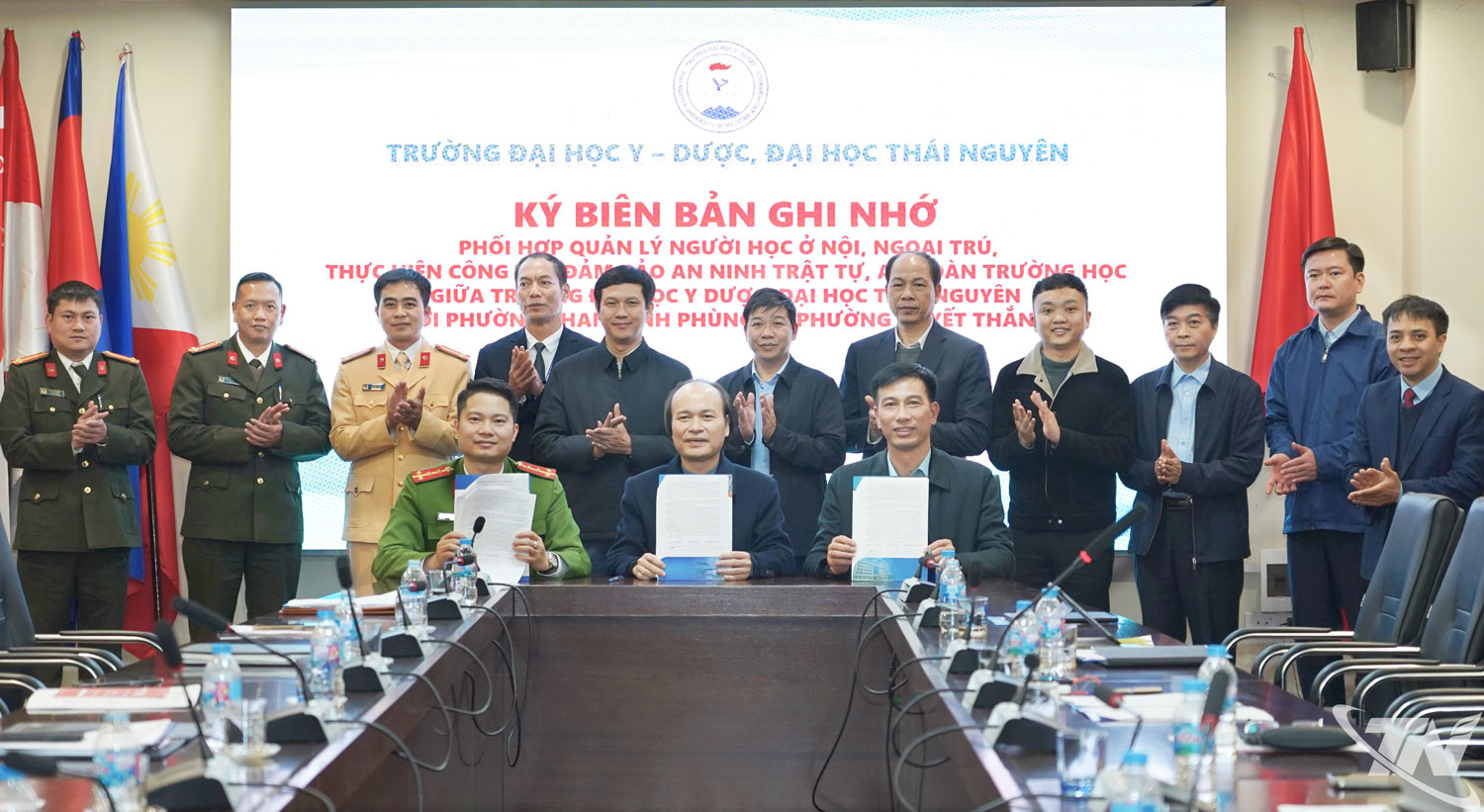 K&yacute; kết bi&ecirc;n bản ghi nhớ giữa Trường Đại học Y - Dược với phường Quyết Thắng.
