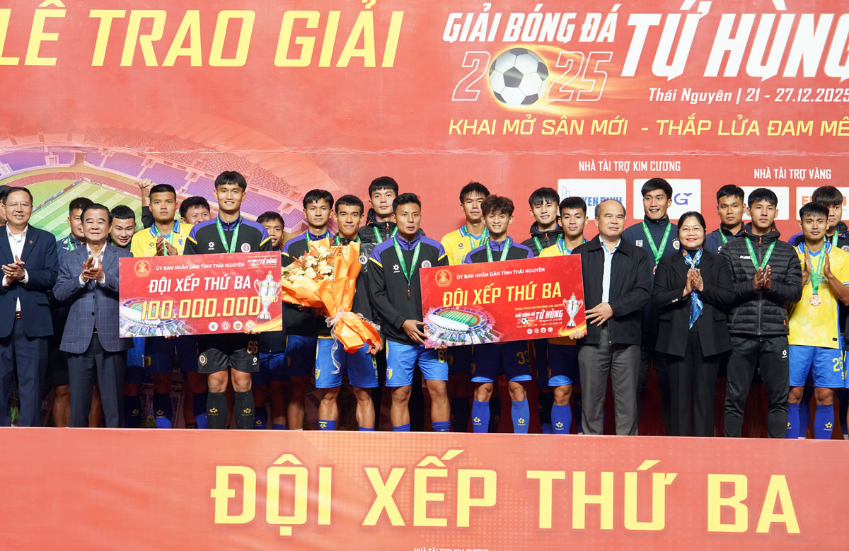 Ban Tổ chức trao Giải Ba cho C&acirc;u lạc bộ H&agrave; Nội FC.