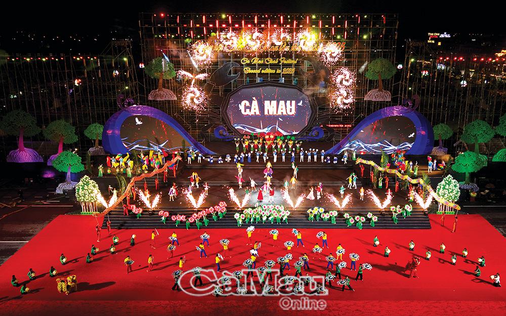 Ho&agrave;nh tr&aacute;ng chương tr&igrave;nh nghệ thuật trong lễ khai mạc Ng&agrave;y hội Cua C&agrave; Mau lần thứ II. (Ảnh: Thanh Minh)