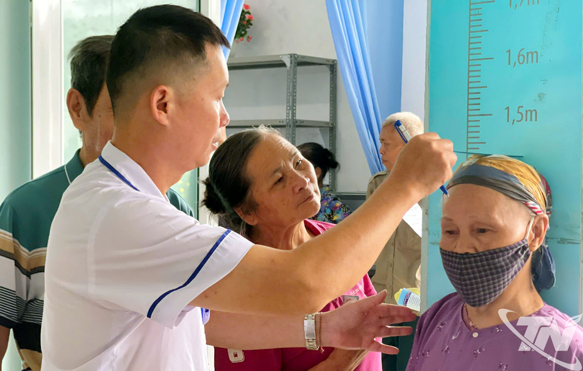 Nhân viên Trung tâm Y tế Bạch Thông khám sức khỏe cho người cao tuổi xã Bạch Thông