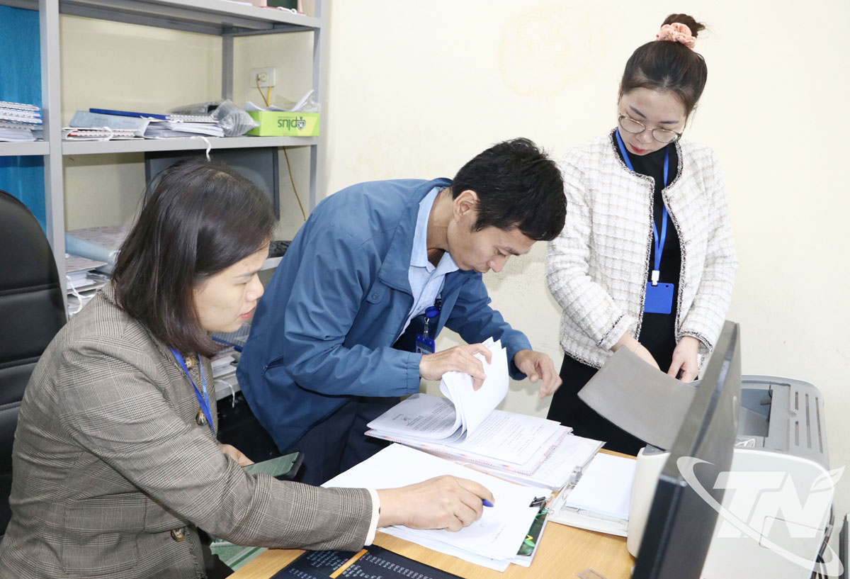 Thành viên Đoàn kiểm tra làm việc với các phòng chuyên môn của UBND xã Thần Sa.