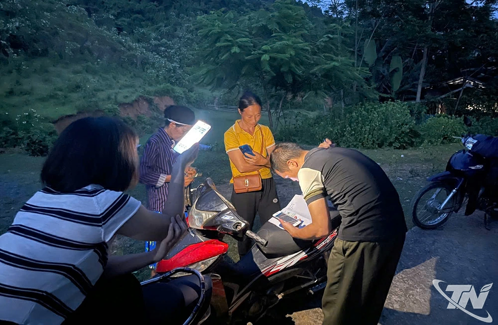 Các tổ công tác lưu động xã Bằng Thành “đi từng ngõ, gõ từng nhà” để triển khai Đề án 06.