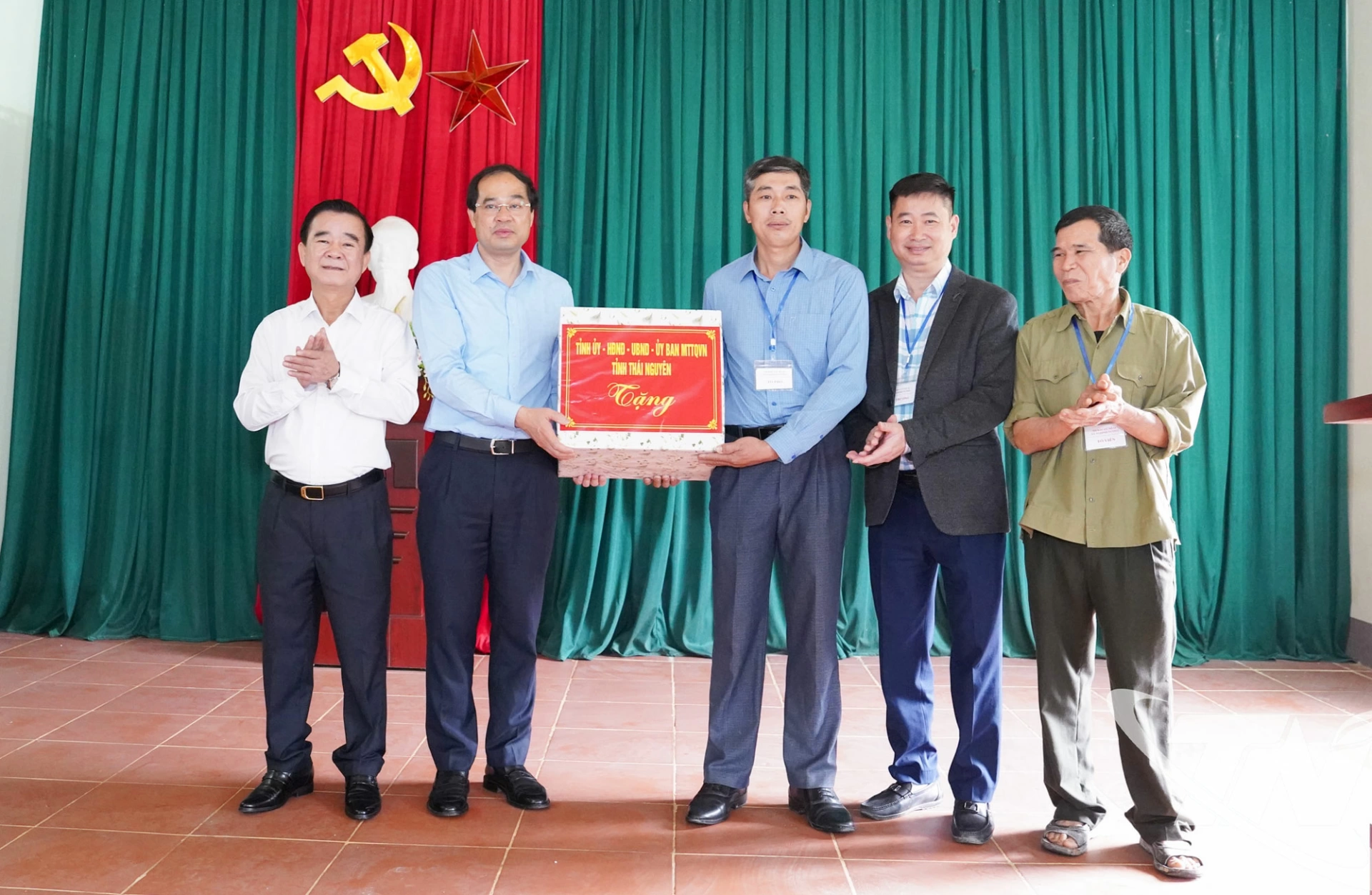 Đồng chí Bí thư Tỉnh ủy Trịnh Xuân Trường tặng quà động viên Tổ bầu cử số 14, xóm Na Rang, xã Nghinh Tường.