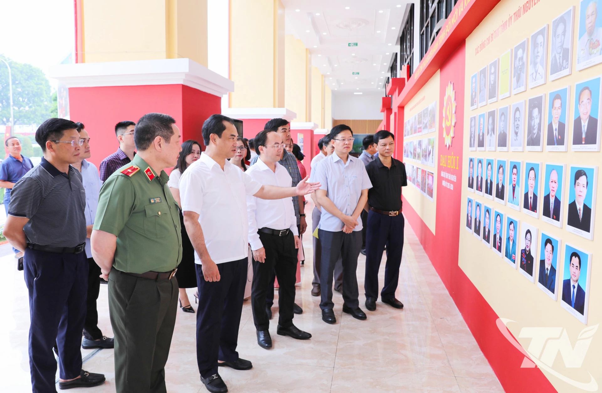 Đồng chí Bí thư Tỉnh ủy Trịnh Việt Hùng cùng các đồng chí lãnh đạo tỉnh kiểm tra khu vực triển lãm ảnh.