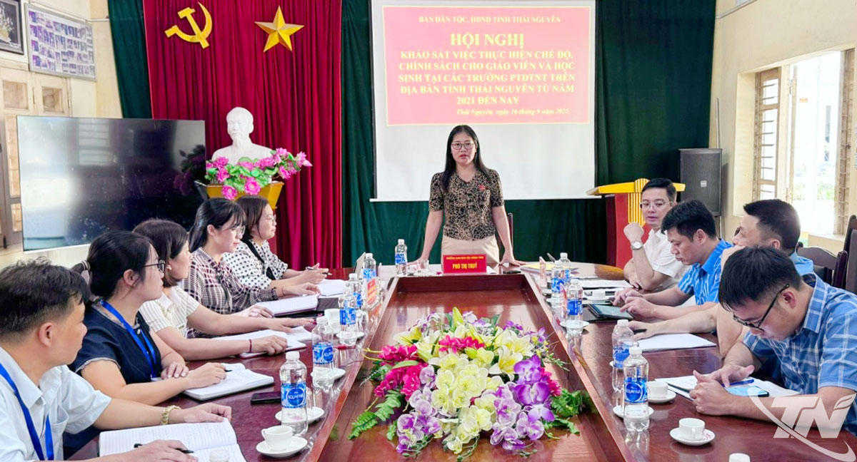 Đoàn công tác khảo sát thực tế tại Trường Phổ thông Dân tộc Nội trú Chợ Đồn