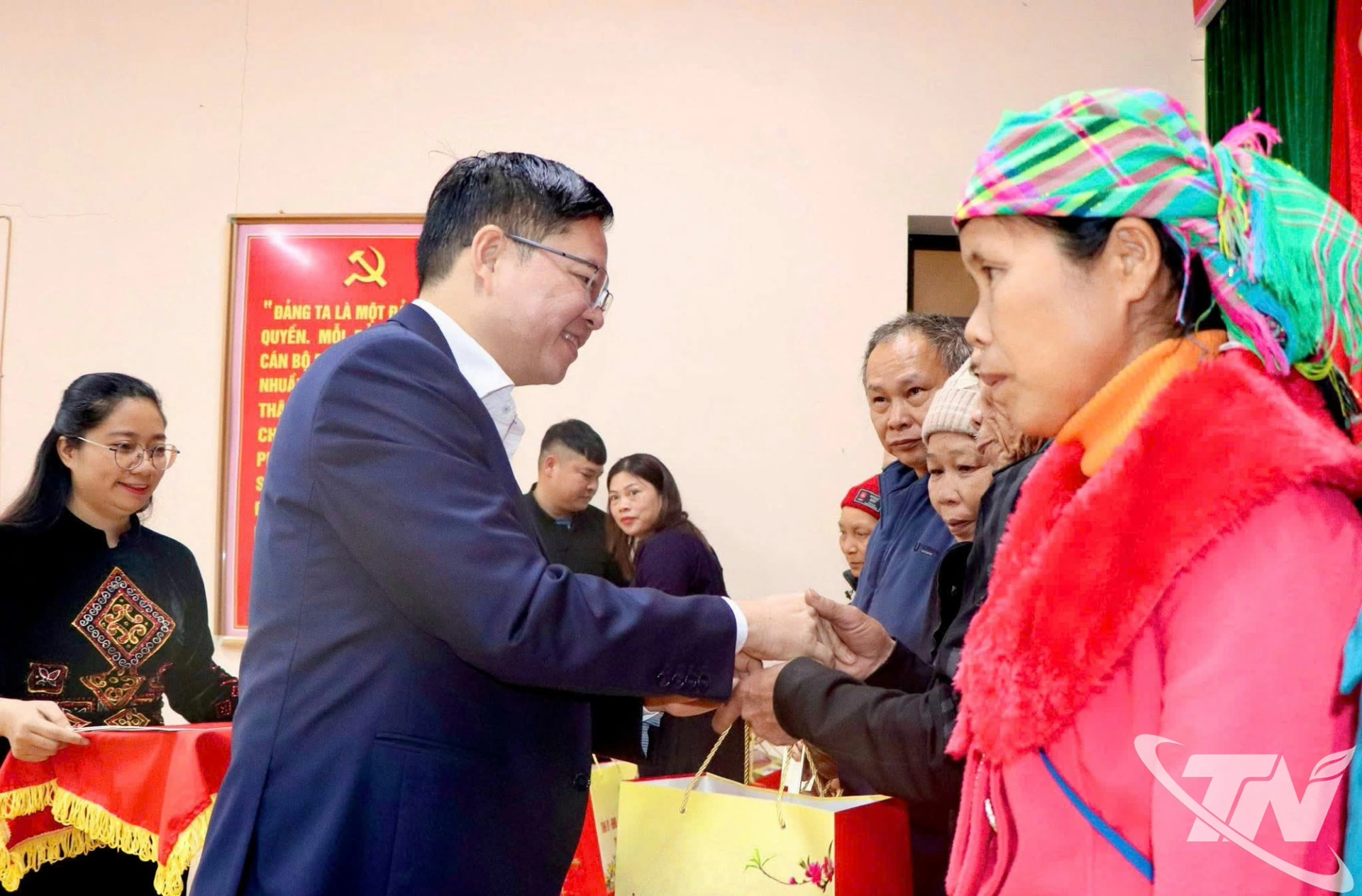 Đồng ch&iacute; Chủ tịch Ủy ban MTTQ tỉnh Đinh Quang Tuy&ecirc;n tặng qu&agrave; Tết cho người d&acirc;n x&atilde; Trần Ph&uacute;.