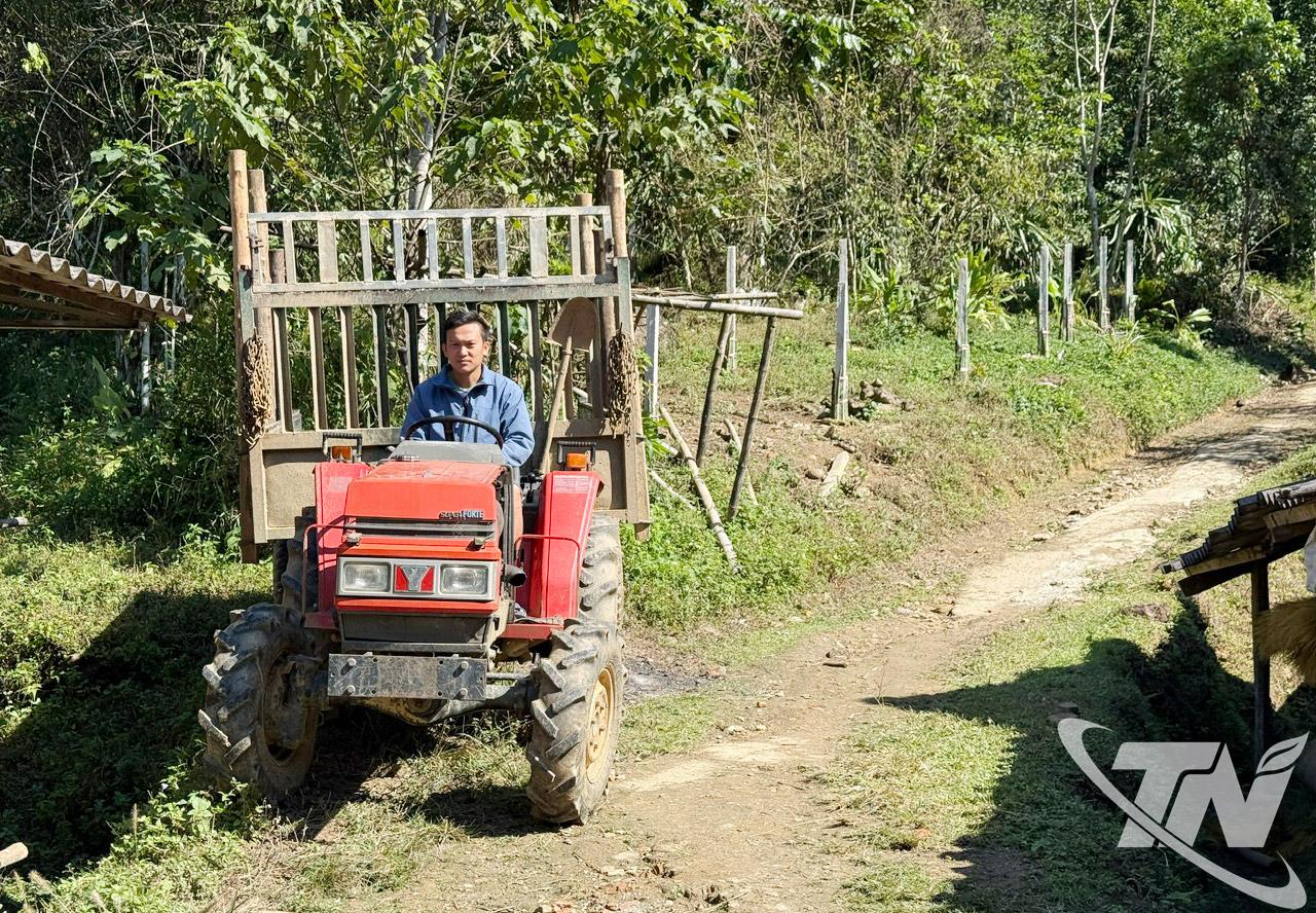Từ nguồn vốn vay ưu đ&atilde;i để đầu đầu tư trồng rừng, mua th&ecirc;m tư liệu sản xuất, gia đ&igrave;nh anh&nbsp;Ho&agrave;ng Tiến Trung đ&atilde; vươn l&ecirc;n tho&aacute;t ngh&egrave;o.