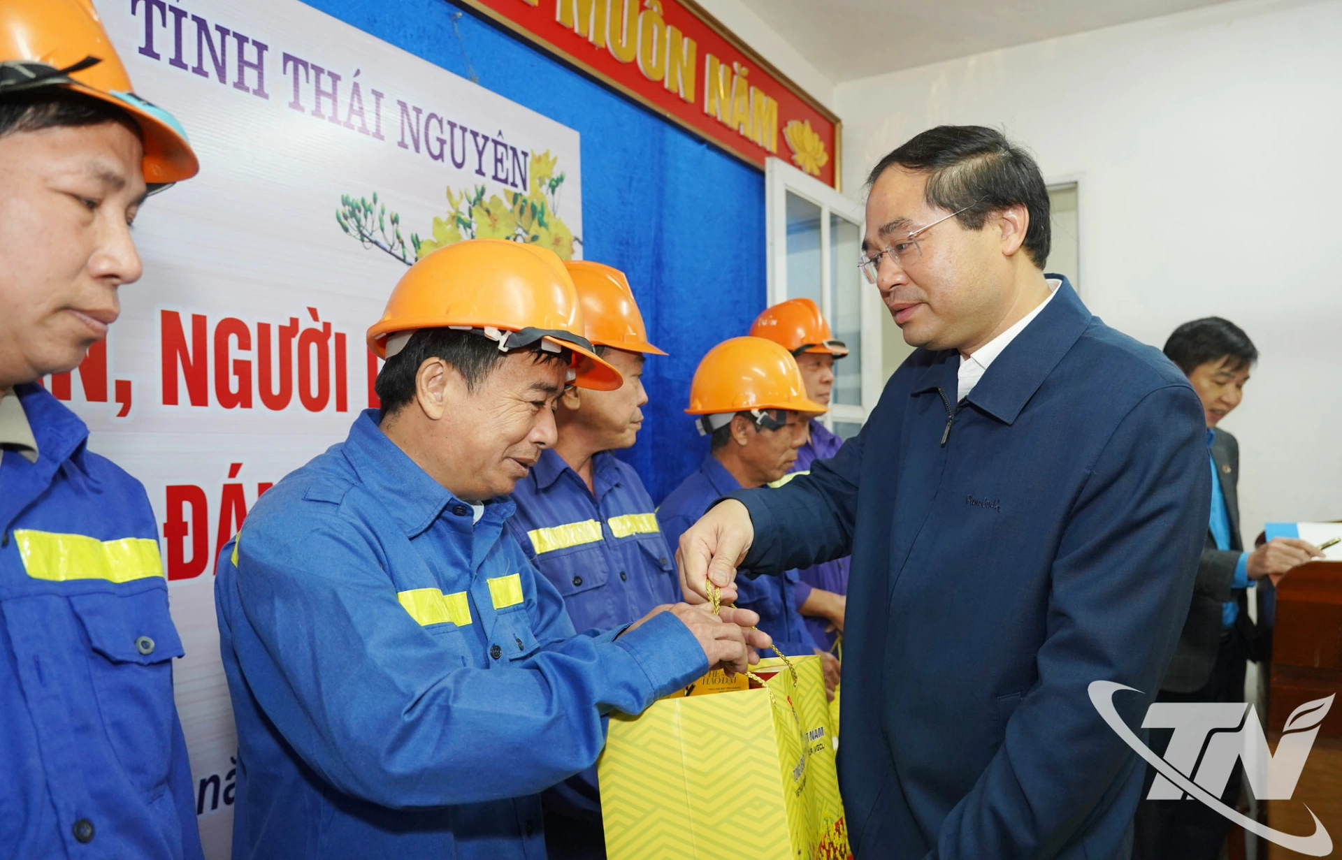 Đồng chí Bí thư Tỉnh ủy Trịnh Xuân Trường tặng quà, động viên người lao động Công ty.