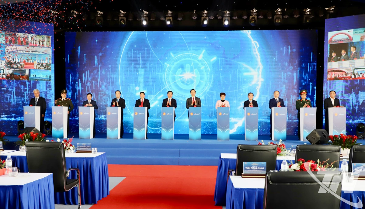 Các đại biểu thực hiện nghi thức ấn nút khởi công dự án tại điểm cầu Phú Bình.