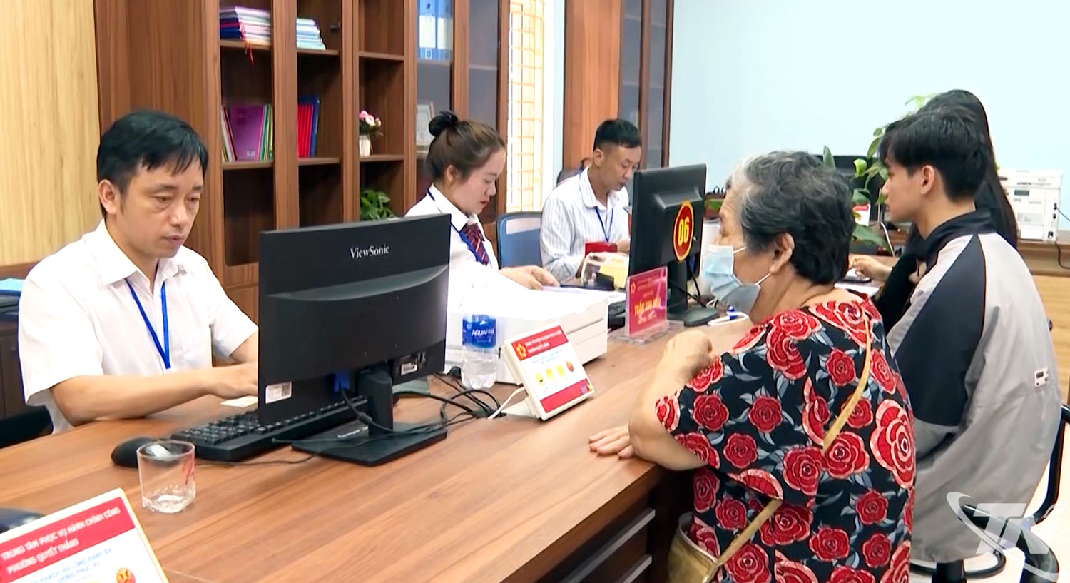 Cán bộ Trung tâm Phục vụ hành chính công phường Quyết Thắng giải quyết thủ tục hành chính cho người dân.