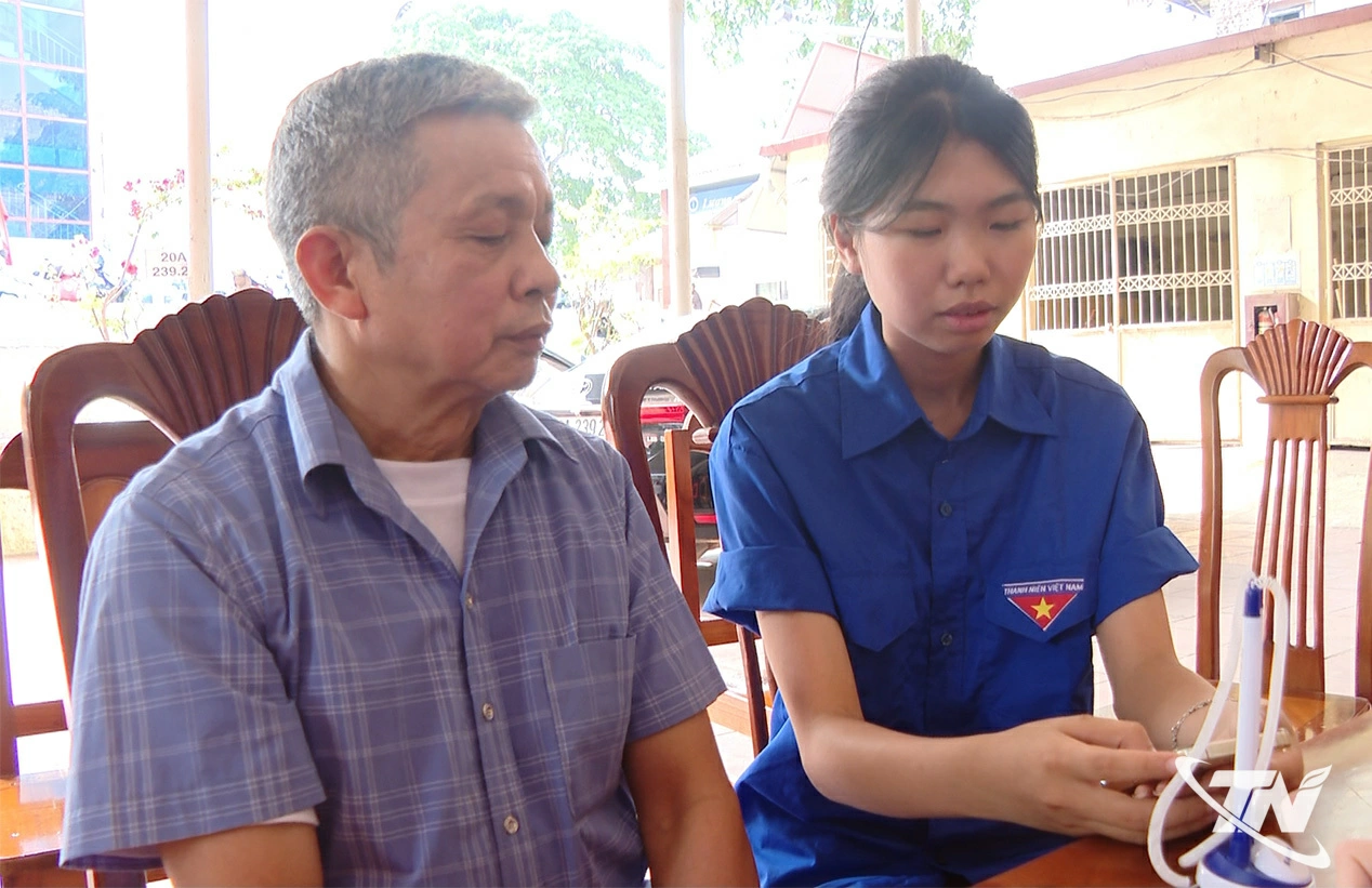Tình nguyện viên Tổ công nghệ số cộng đồng xã Phú Bình hướng dẫn người dân sử dụng các dịch vụ số, nền tảng số.
