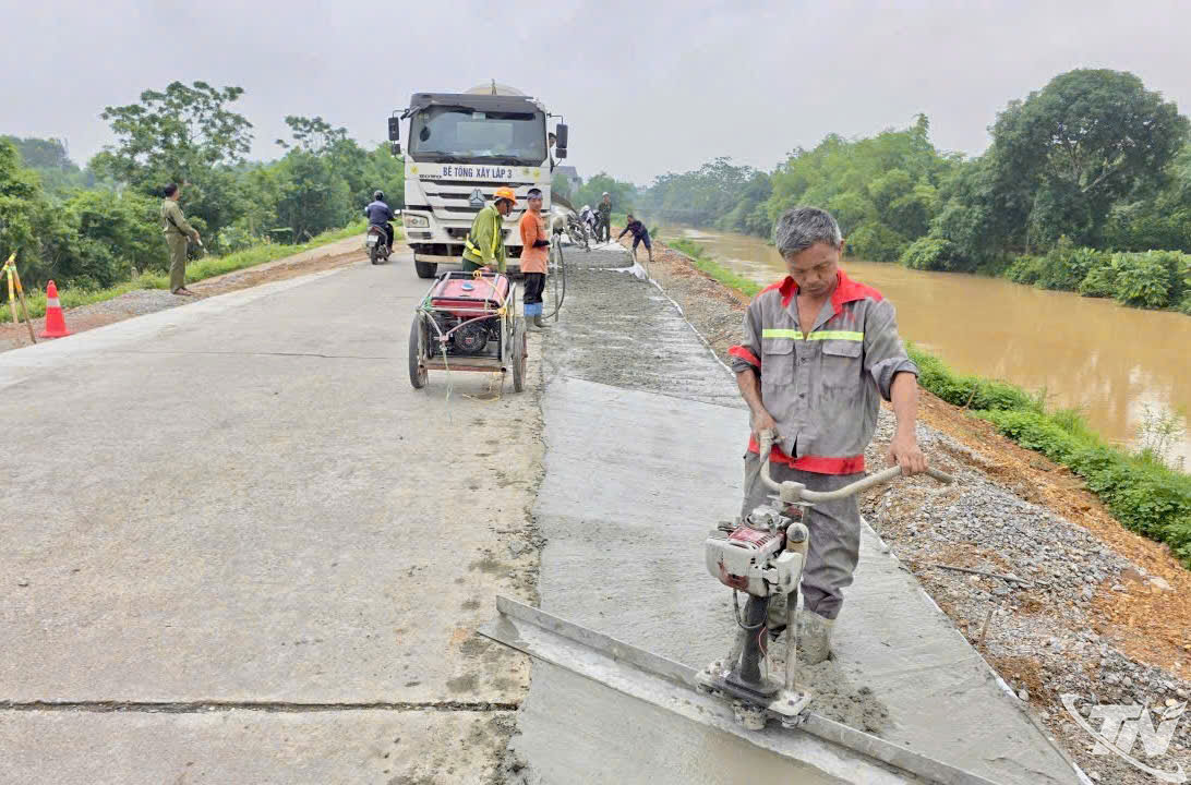 Đơn vị thi công khẩn trương đẩy nhanh tiến độ, phấn đấu hoàn thành công trình khắc phục khẩn cấp tuyến đê Gang Thép vượt kế hoạch đề ra.