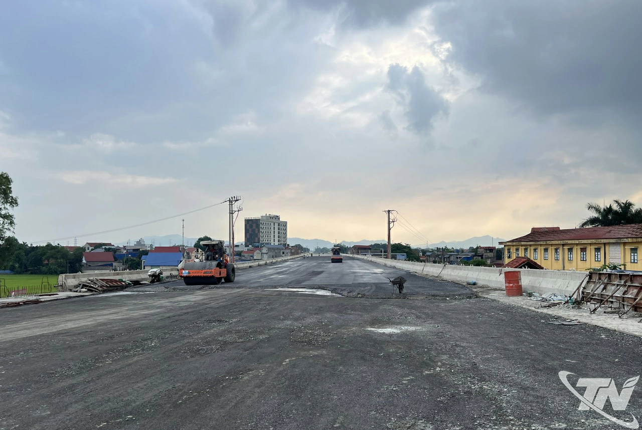 Trên tuyến chỉ còn vị trí 3 cây cầu lớn đang được tập trung hoàn thiện. Trong ảnh là các nhà thầu đang xử lý mặt nền cây cầu vượt đường sắt.