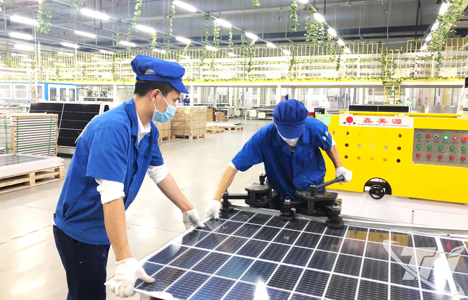 C&ocirc;ng ty TNHH Trina Solar Cell (Khu c&ocirc;ng nghiệp Y&ecirc;n B&igrave;nh) chuy&ecirc;n sản xuất tấm tế b&agrave;o quang điện (pin năng lượng mặt trời) với quy m&ocirc; 560 triệu tấm/năm.