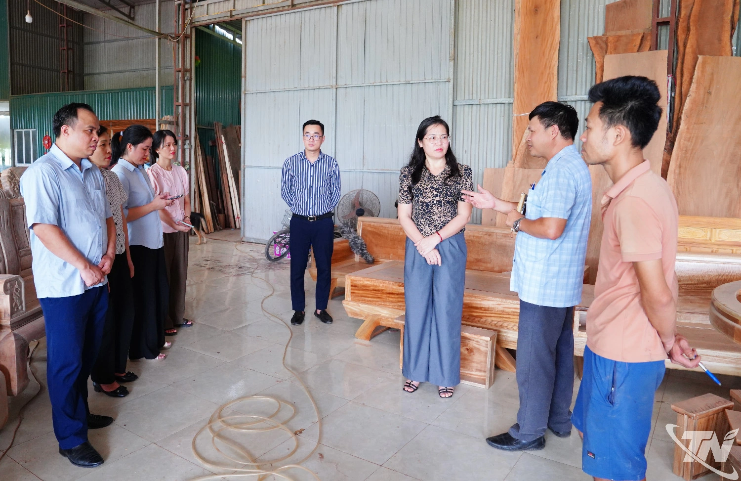 Ban Dân tộc HĐND tỉnh khảo sát tại Làng nghề mộc mỹ nghệ Phương Độ (xã Phú Bình).