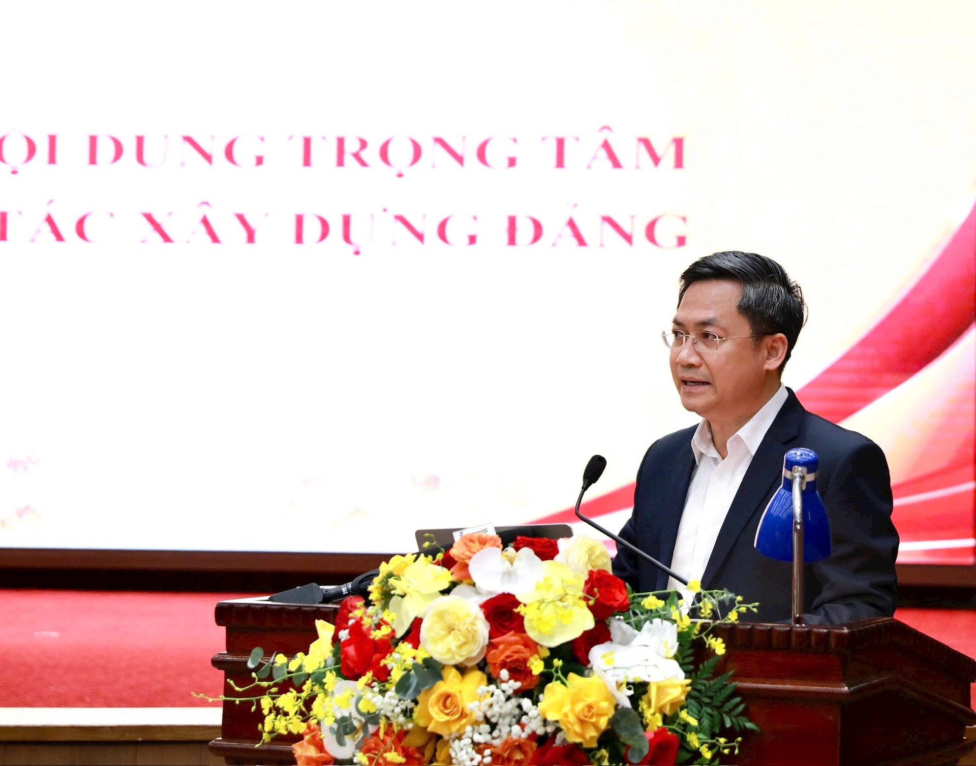 Trưởng ban Tổ chức Thành ủy Hà Nội Hà Minh Hải truyền đạt tại hội nghị. Ảnh: Viết Thành