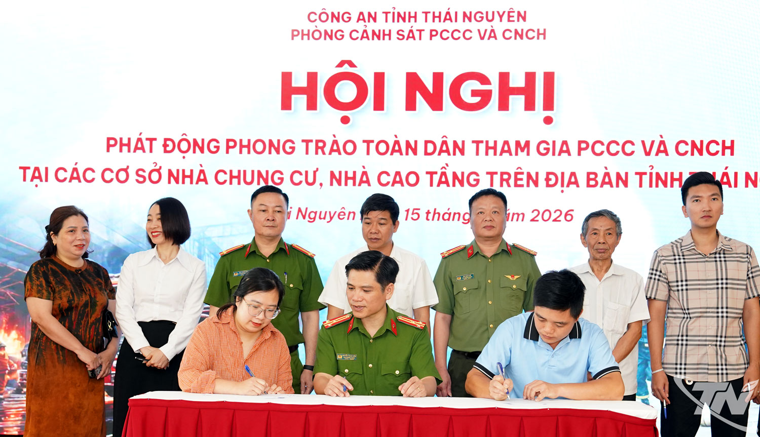 Đại diện Ban quản lý các tòa nhà chung cư, cơ sở nhà cao tầng, khách sạn trên địa bàn tỉnh ký cam kết bảo đảm an toàn PCCC & CNCH tại cơ sở.