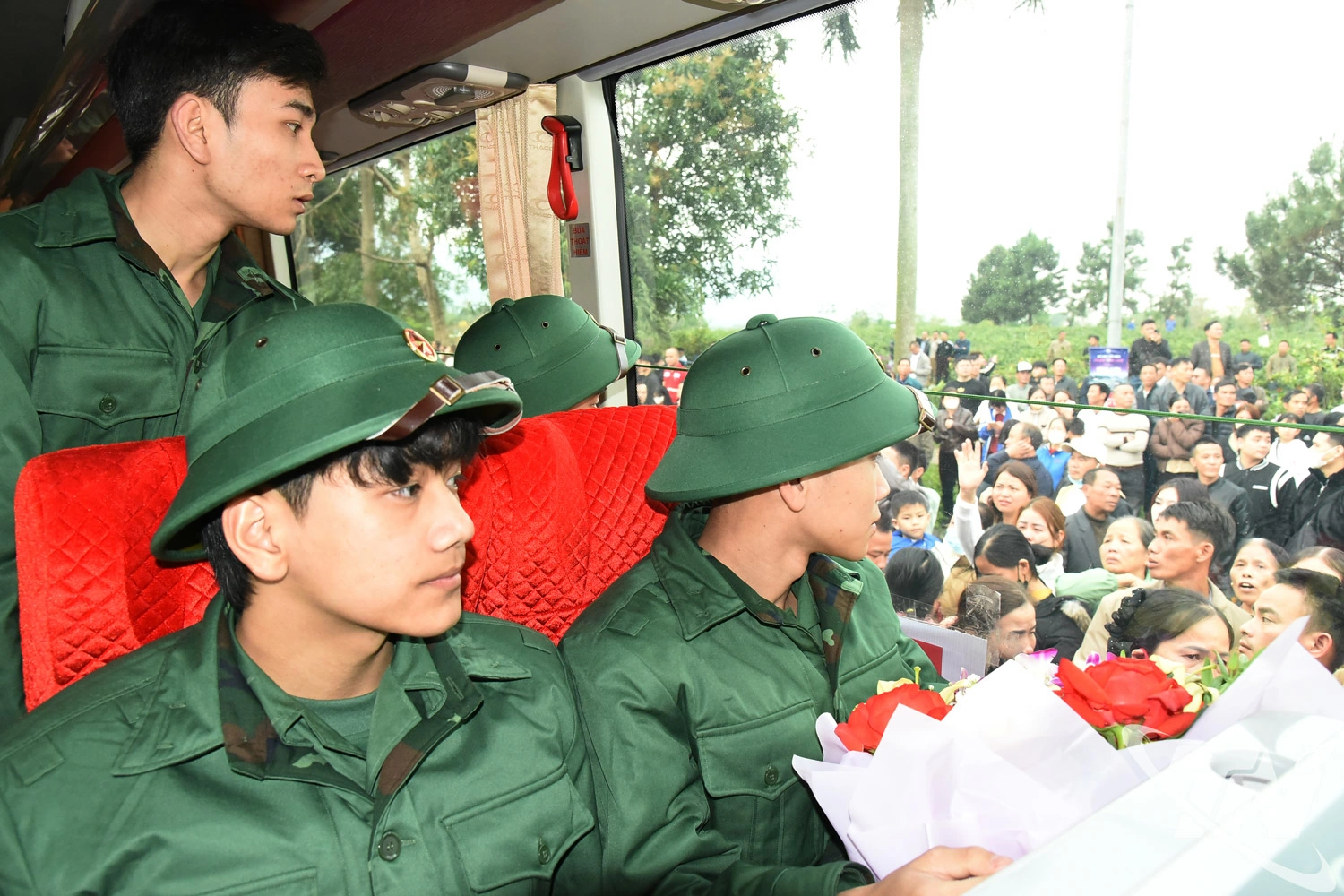 Tân binh lên đường làm nhiệm vụ bảo vệ Tổ quốc.