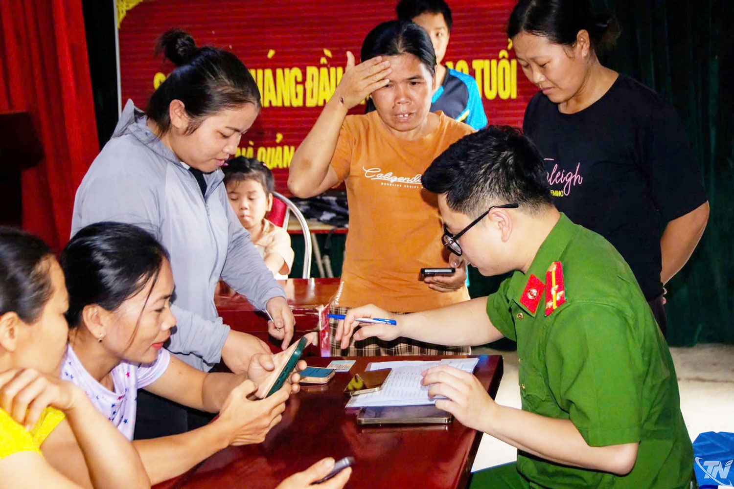 Cán bộ Công an tỉnh Thái Nguyên hướng dẫn người dân cài đặt, gia hạn và sử dụng chữ ký số trên ứng dụng VneID.