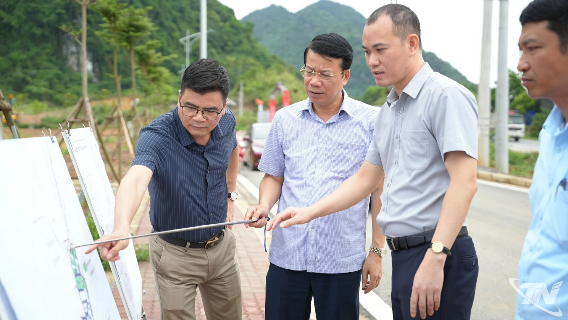 Đồng chí Dương Văn Lượng (thứ 2 từ trái qua phải) nghe đại diện chủ đầu tư báo cáo tiến độ thực hiện, công tác giải phóng mặt bằng và các nội dung đề xuất điều chỉnh Dự án Cụm công nghiệp Quảng Chu.