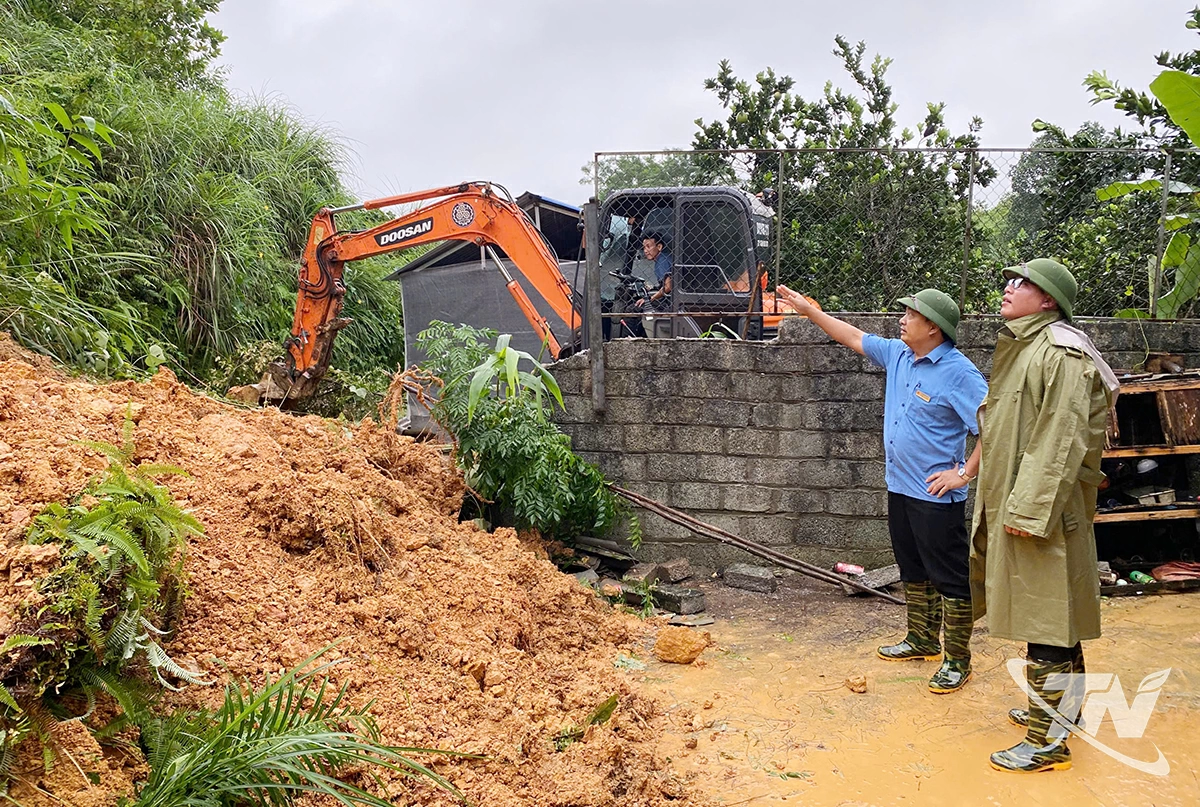 Lãnh đạo UBND xã Đại Từ chỉ đạo công tác khắc phục xử lý sạt lở nhà dân tại xóm Gò Lá, xã Đại Từ.
