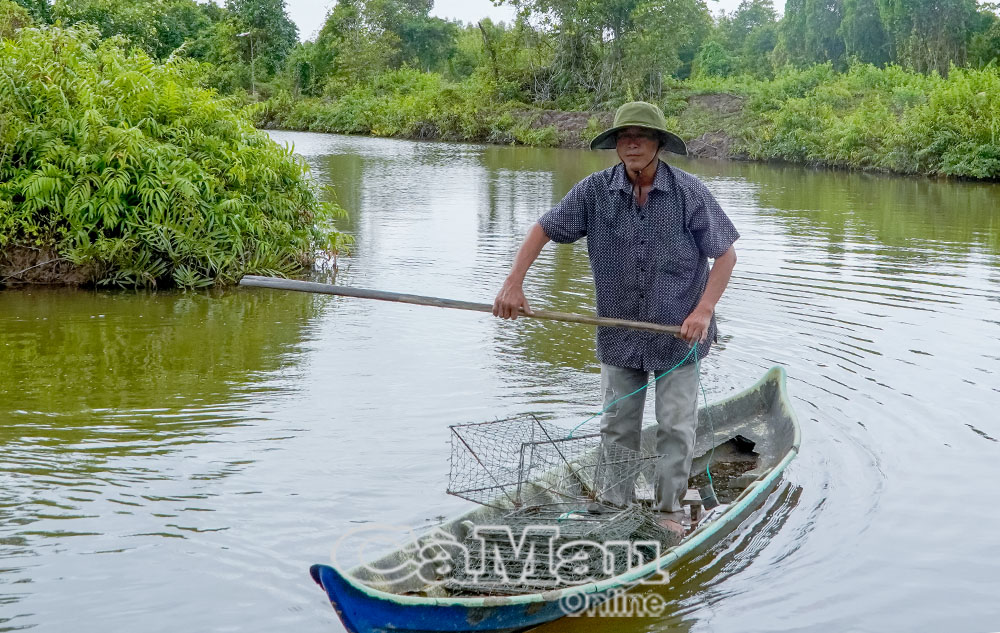 Gia đ&igrave;nh &ocirc;ng Nguyễn Ho&agrave;ng Nghĩa l&agrave; hộ đầu ti&ecirc;n nhận bồi ho&agrave;n, b&agrave;n giao hơn 11.000 m2 đất.