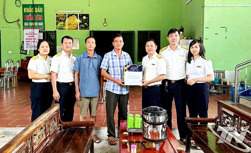 Các cán bộ thuế Cơ sở 2 tỉnh Thái Nguyên kịp thời đến thăm, động viên và hướng dẫn kê khai thiệt hại để hỗ trợ thuế đối với các doanh nghiệp bị ảnh hưởng bởi mưa lũ.