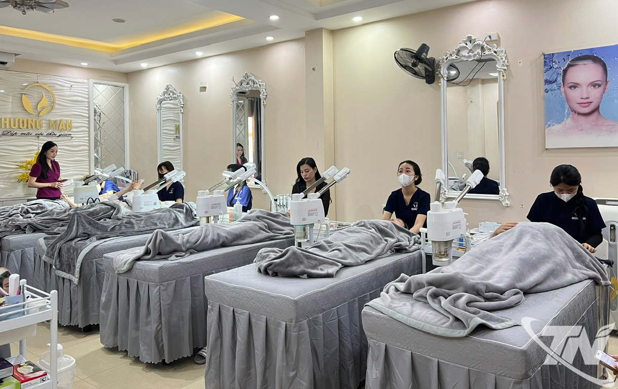 Chị Giang Thị Mận (ngoài cùng bên trái), Giám đốc Cơ sở chăm sóc và làm đẹp Hương Mận, kiên trì xây dựng thương hiệu sau gần 30 năm gắn bó với nghề.