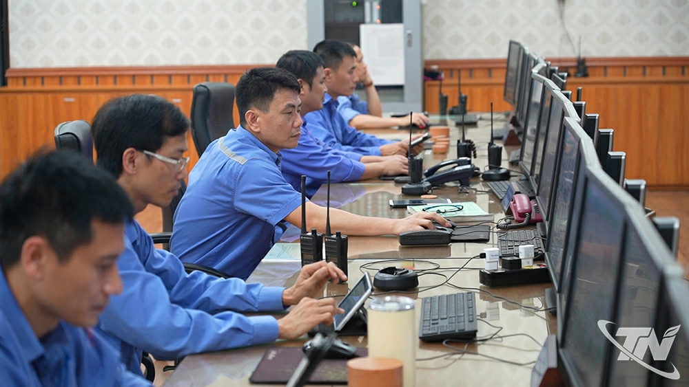 Các thông số, chỉ số từ hệ thống quan trắc xử lý nước thải, khí thải được báo về Phòng điều khiển sản xuất, từ đó có những điều chỉnh nguyên liệu phù hợp.