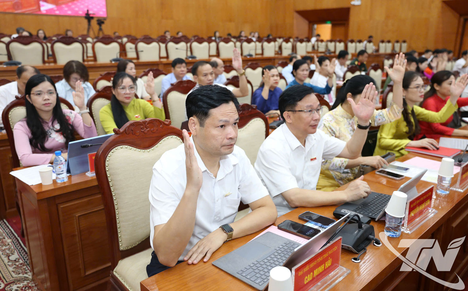 Các đại biểu đã phát huy trí tuệ, thảo luận sôi nổi, thống nhất thông qua 16 nghị quyết quan trọng.