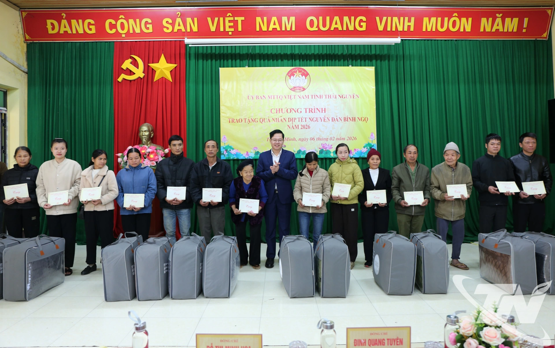 Những suất quà Tết được trao tặng nhằm động viên tinh thần, hỗ trợ các gia đình đón Tết cổ truyền đầm ấm.