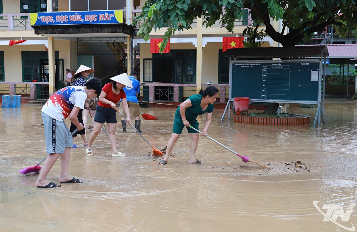 Dọn vệ sinh sau nước rút tại Trường THCS Đình Cả.
