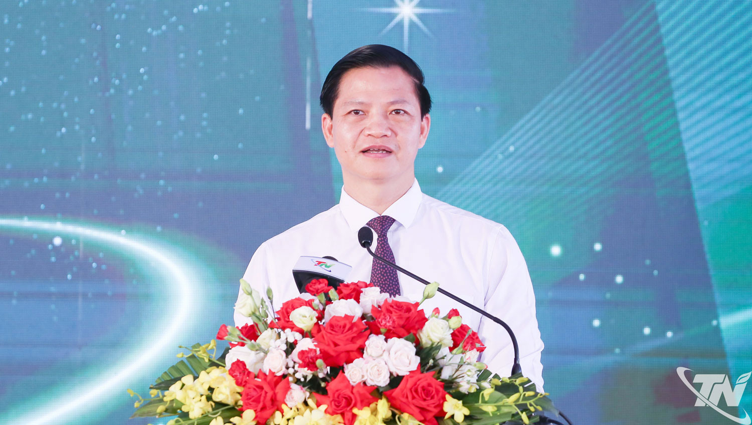 Đồng chí Chủ tịch UBND tỉnh Thái Nguyên Vương Quốc Tuấn phát biểu tại Lễ khởi công đồng loạt 10 dự án trên địa bàn tỉnh, sáng 28-4.