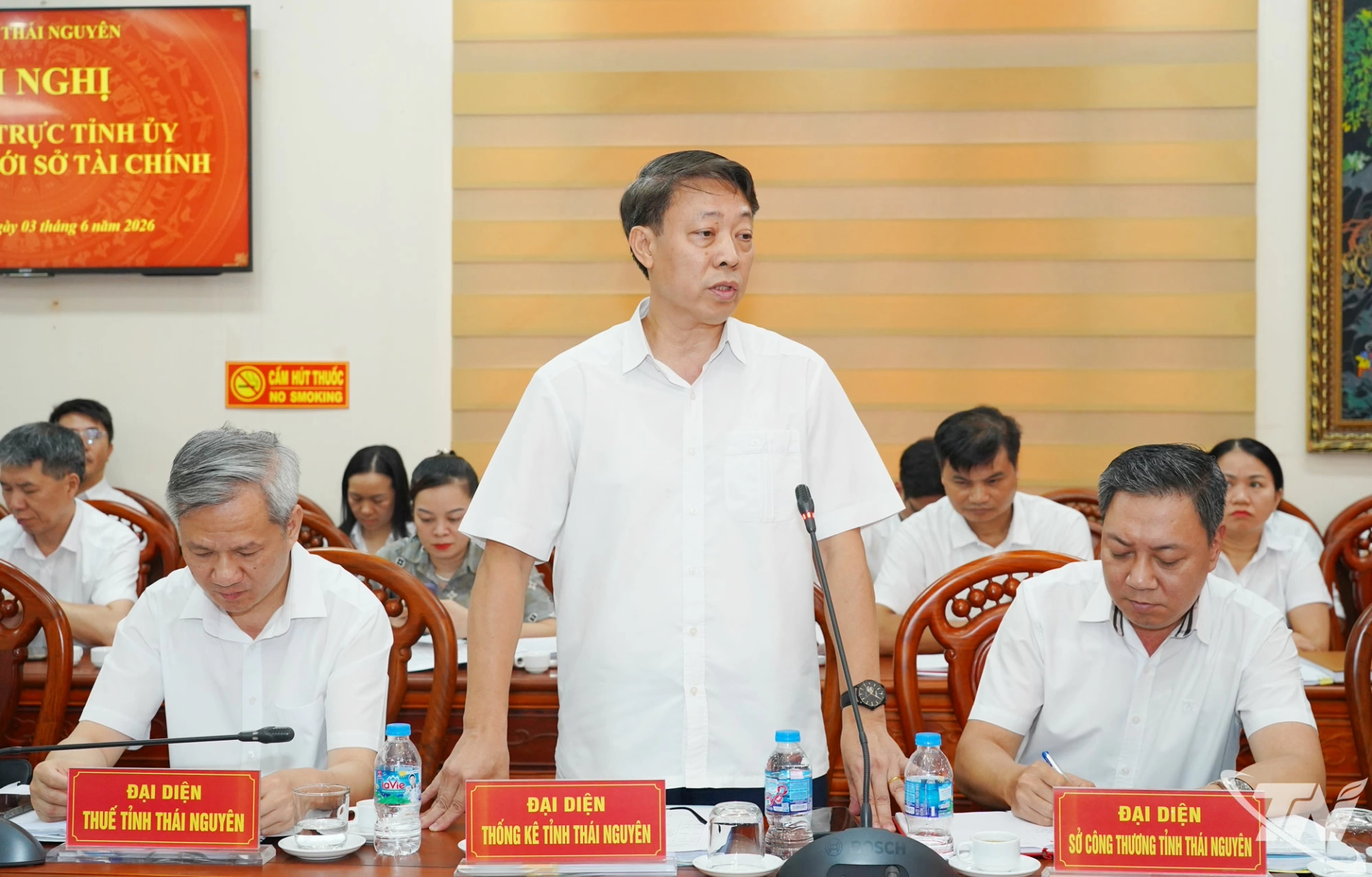 Các đại biểu trao đổi, thảo luận tại Hội nghị.
