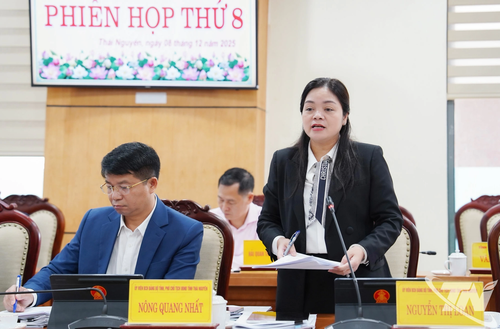 Đồng chí Phó Chủ tịch UBND tỉnh Nguyên Thị Loan báo cáo tình hình kinh tế - xã hội năm 2025.